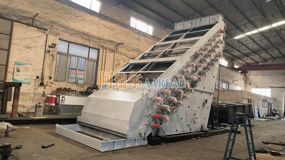 2400*6000mm 3 Deck ความถี่สูง Screen Vibratory Sieve สําหรับหินมาร์บอร์ คัลเซียมคาร์บอเนตอนุภาคการแยกที่แม่นยําที่ขับเคลื่อนโดยมอเตอร์ไม่สมดุล